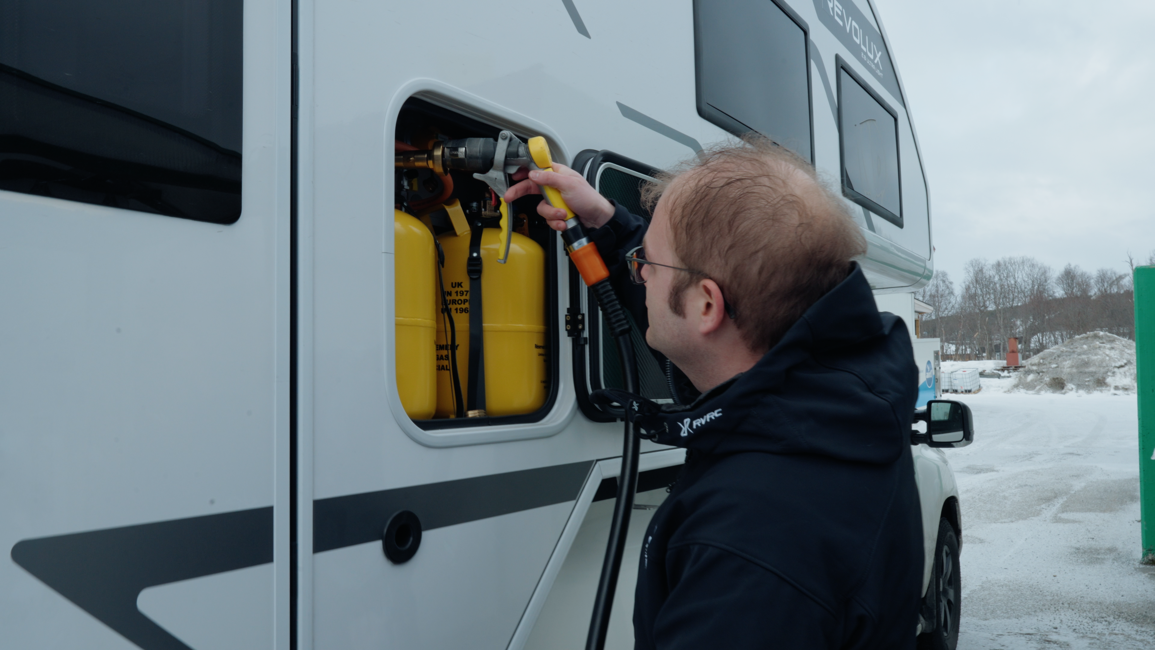 Nico beim auffüllen der LPG Flaschen an einer Tankstelle in Norwegen